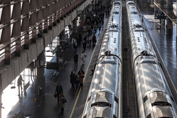 Viajeros cogen su tren en la estación de Madrid-Puerta de Atocha-Almudena Grandes, a 17 de febrero de 2026, en Madrid (España). Los operadores ferroviarios Renfe e Iryo han anunciado hoy que retoman sus servicios en la línea de alta velocidad entre Madrid