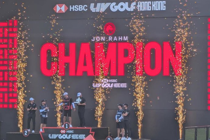 Jon Rahm celebra en el podio su victoria en la prueba del LIV Golf de Hong Kong