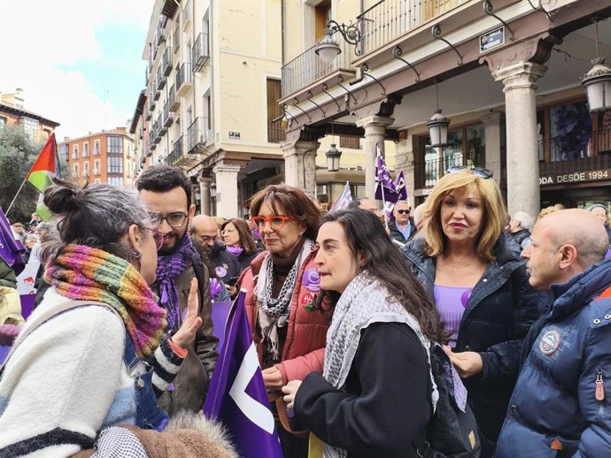 La secretaria LGTBIQA+ de Podemos, Mar Cambrollé, y la responsable de Feminismo del partido, Sandra San José, atienden a la prensa antes de comenzar la manifestación por el 8M en Valladolid