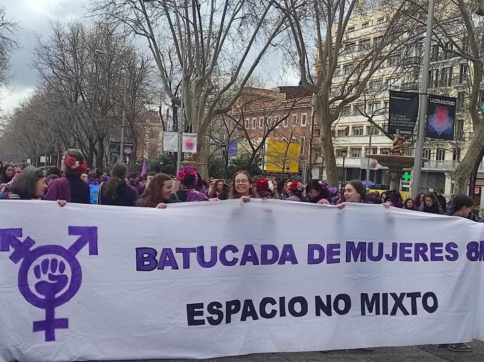 Asistentes a la manifestación de Comisión 8M en Madrid, a 8 de marzo de 2026