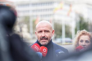 El vicesecretario de Educación e Igualdad del PP, Jaime de los Santos, atiende a los medios antes del inicio de la manifestación organizada por el Movimiento Feminista de Madrid por el 8M, a 8 de marzo de 2026, en Madrid (España). 