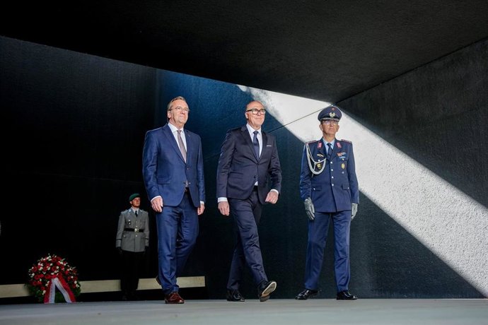 Archivo - El ministro de Defensa suizo, Martin Pfister (en el centro de la imagen), de visita en Alemania 