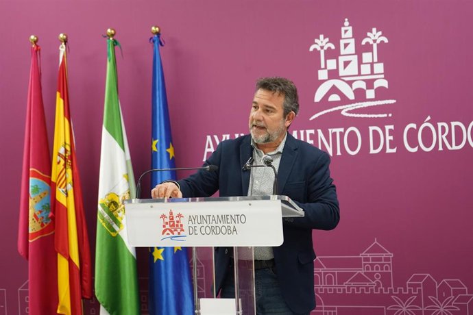 El concejal socialista en Córdoba Joaquín Dobladez durante una atención a medios.