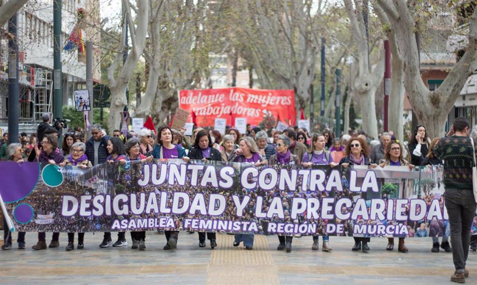 Cabecera de la marcha organizada por la Asamblea Feminista en la ciudad de Murcia