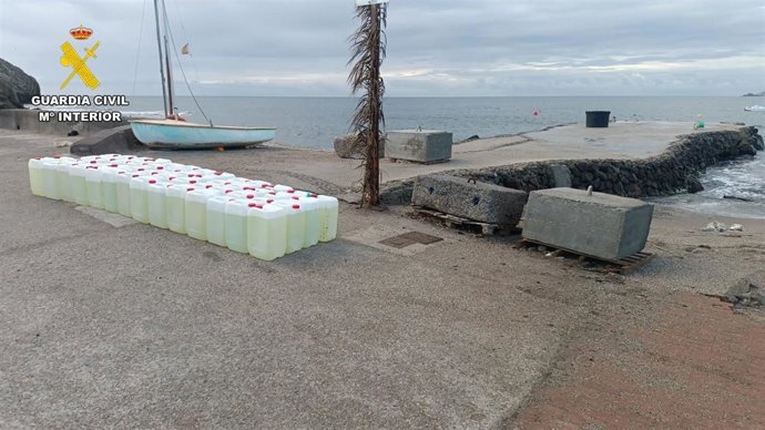 Garrafas de gasolina interceptadas por la Guardia Civil.