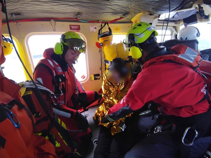 Rescatada una remera tras volcar la trainera en la que entrenaba frente a la isla de Mouro