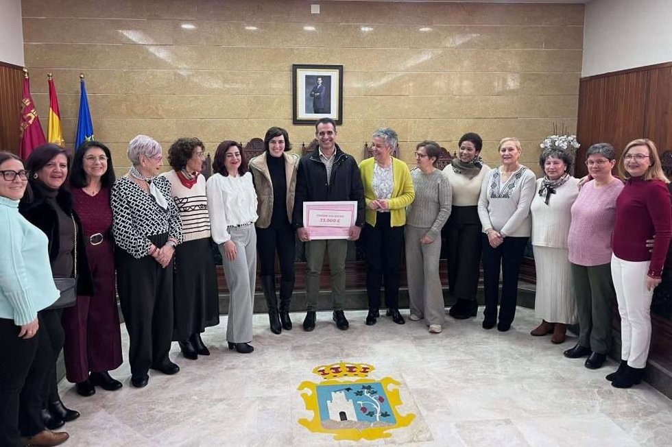 El colectivo 'Calasparra Se Mueve', formado en 2015 y focalizado en el apoyo a la investigación sobe el cáncer, ha realizado una donación de 23.000 euros al Equipo de Investigación Oncológica de La Arrixaca