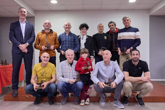 La consejera Jurío con los bomberos homenajeados.