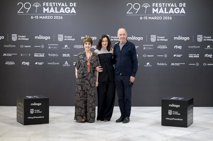 A diretora Ángeles González-Sinde (c), e os atores Adriana Ozores (i) e Darío Grandinetti (d), posam durante o photocall do filme "Después de Kim" durante a 29ª edição do Festival de Cinema de Málaga.