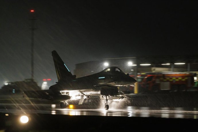 Archivo - Arquivo - 22 de janeiro de 2024, Chipre, Akrotiri: Uma foto sem data mostra um avião Typhoon FGR4 da Força Aérea Real decolando. Os aviões Typhoon da Força Aérea Real realizaram operações de ataque de precisão contra alvos militares houthis em r