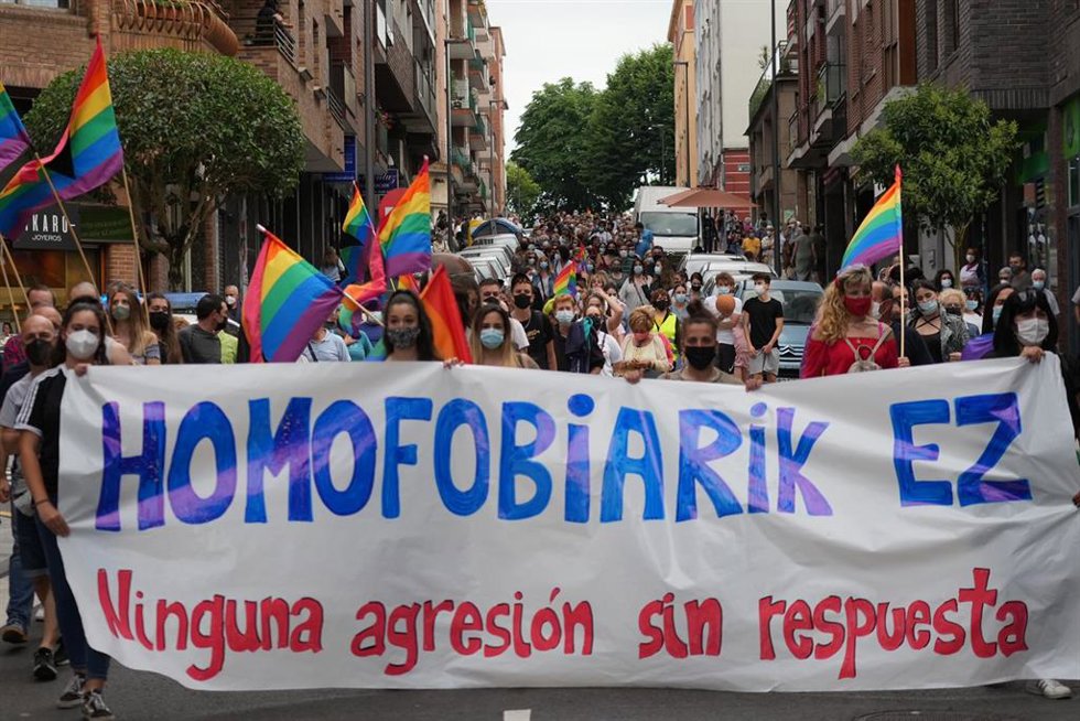 Archivo - Varios cientos de personas participan en una manifestación en repulsa a la agresión homófoba sufrida por un joven el 10 de junio de 2021, en Basauri (Bizkaia)