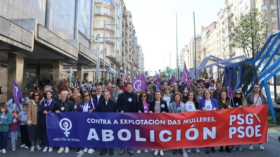 El secretario xeral del PSdeG, José Ramón Gómez Besteiro, en una manifestación por el 8M en Vigo.