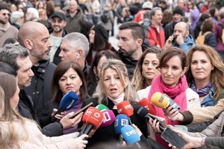 La vicepresidenta segunda del Gobierno y minstra de Trabajo, Yolanda Díaz (c), la ministra de Juventud e Infancia, Sira Rego (i), la ministra de Sanidad, Mónica García (d), atienden a los medios antes del inicio de la manifestación convocada por la Comisi