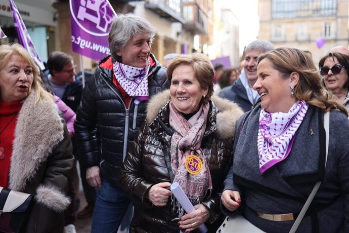 El candidato del PSOE a la Presidencia de la Junta, Carlos Martínez, participa en la concentración del 8M