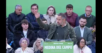Abascal afea a Sánchez el uso de la bandera de España, "la misma que cubría a las víctimas" de "ETA y Bildu"