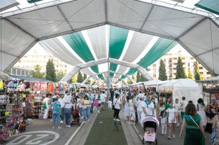 Archivo - Mercado ambulante de la avenida Monegros en 2024.