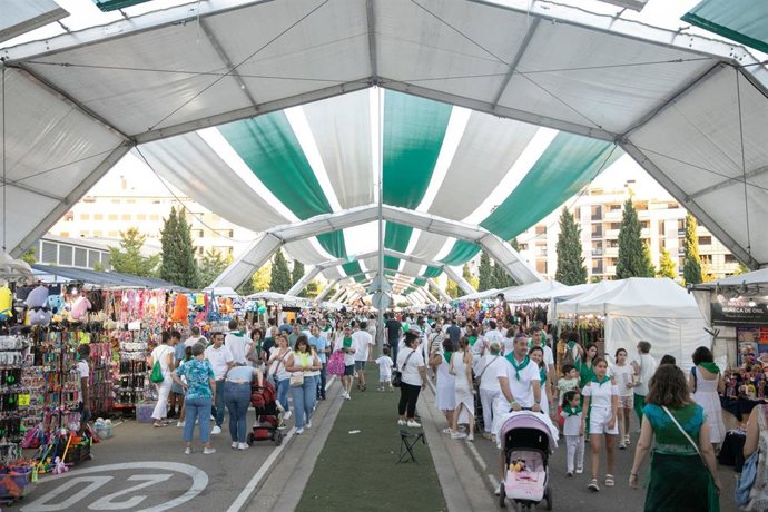 Archivo - Mercado ambulante de la avenida Monegros en 2024.