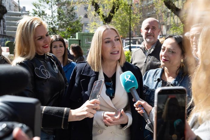 La presidenta de la Junta de Extremadura en funciones, María Guardiola, atiende a los medios durante su participación en la marcha del 8M en Cáceres