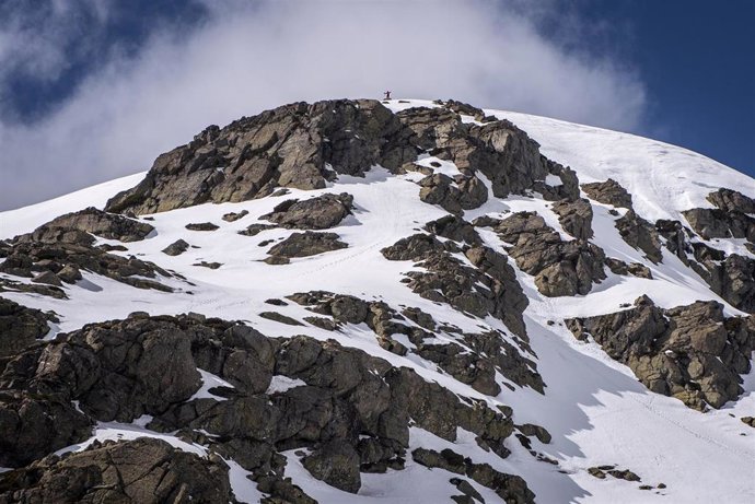 Un montañero hace cima en el entorno de la Laguna Grande de Peñalara, en Madrid (España). 