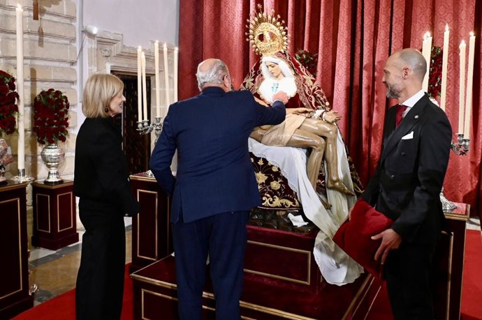 La alcaldesa de Jerez de la Frontera (Cádiz), María José García-Pelayo, entrega la Medalla de Oro de la Ciudad a la Virgen de las Angustias