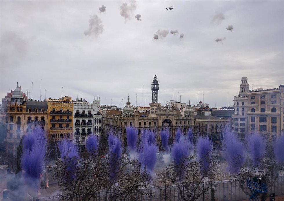 La masclet de la Pirotecnia Martí por el Día Internacional de la Mujer en la Plaza del Ayuntamiento de Valncia