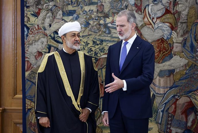 Archivo - El Rey Felipe VI y el Sultán de Omán, Haitham Bin Tarik, durante la audiencia celebrada en el Palacio de La Zarzuela, a 04 de noviembre de 2025, en Madrid (España).