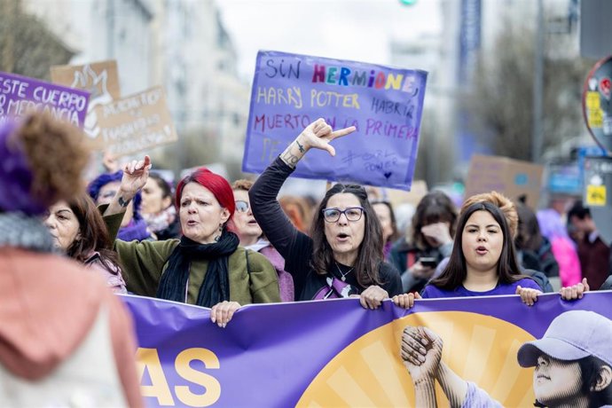 Varias personas durante la manifestación organizada por el Movimiento Feminista de Madrid por el 8M, a 8 de marzo de 2026, en Madrid (España). La marcha, organizada con motivo del Día Internacional de la Mujer, ha comenzado desde la Plaza de Cibeles para 