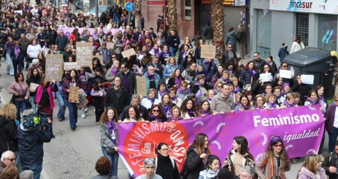 El secretario general del PSOE de Jaén, Juan Latorre, en la manifestación en Jaén por el 8M.