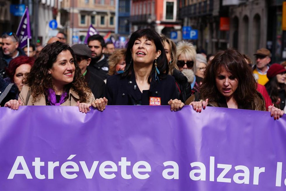 La ministra de Igualdad, Ana Redondo (c), durante una manifestación convocada por la Coordinadora de Mujeres de Valladolid por el Día de la Mujer, a 8 de marzo de 2026, Valladolid, Castilla León (España).