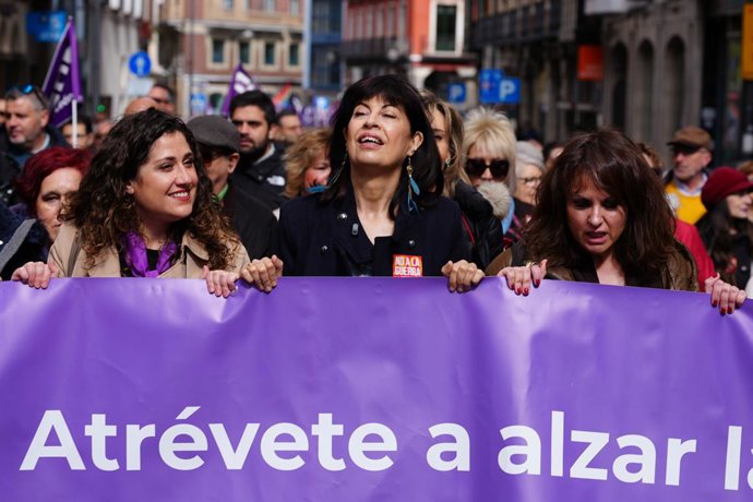La ministra de Igualdad, Ana Redondo (c), durante una manifestación convocada por la Coordinadora de Mujeres de Valladolid por el Día de la Mujer, a 8 de marzo de 2026, Valladolid, Castilla León (España). La manifestación ha discurrido bajo el lema 'Hoy +