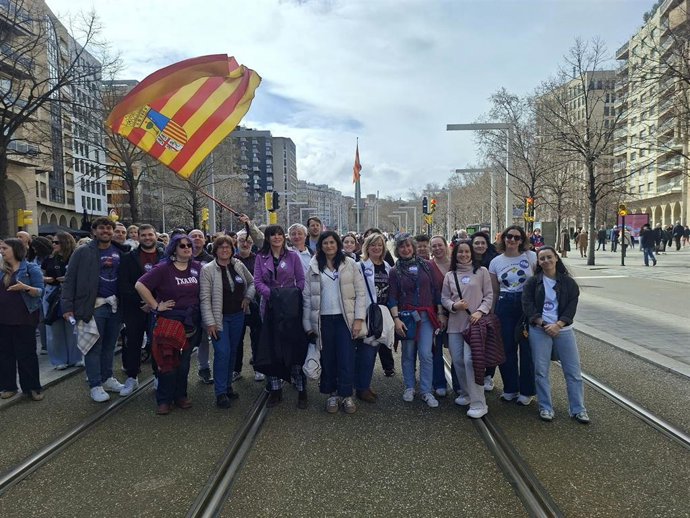 La secretaria general de CHA, Isabel Lasobras, al frente de la representación de la formación aragonesista en la manifestación del 8M.