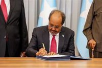 El presidente de Somalia firma una cuestionada Constitución que abre la puerta a una prórroga en su mandato