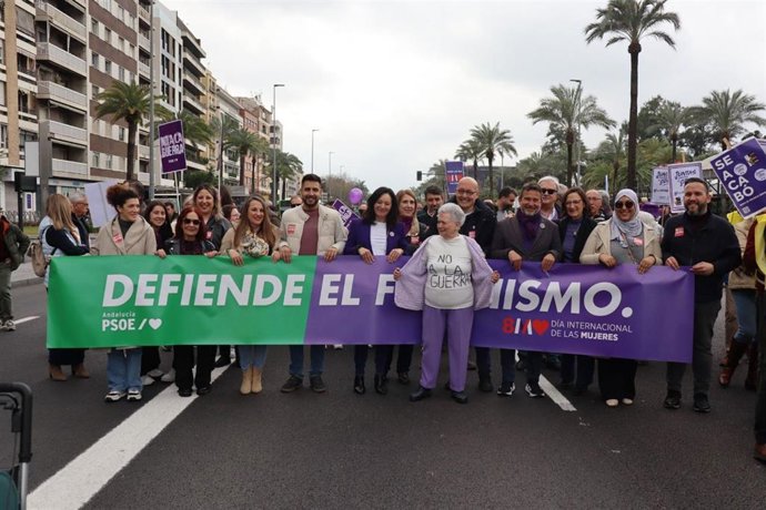 El PSOE en su marcha en la manifestación por el 8M en Córdoba.