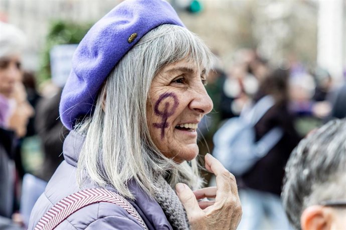 Personas durante la manifestación organizada por el Movimiento Feminista de Madrid por el 8M, a 8 de marzo de 2026, en Madrid (España). La marcha, organizada con motivo del Día Internacional de la Mujer, ha comenzado desde la Plaza de Cibeles para finaliz