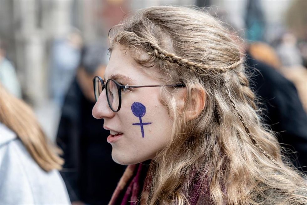 Personas durante la manifestación organizada por el Movimiento Feminista de Madrid por el 8M, a 8 de marzo de 2026, en Madrid (España). La marcha, organizada con motivo del Día Internacional de la Mujer, ha comenzado desde la Plaza de Cibeles para final