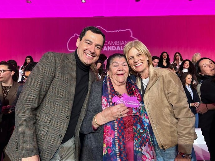 El presidente de la Junta de Andalucía, Juanma Moreno, junto a la alcaldesa de Jerez de la Frontera (Cádiz), María José García-Pelayo, junto a 'Tía Yoya'