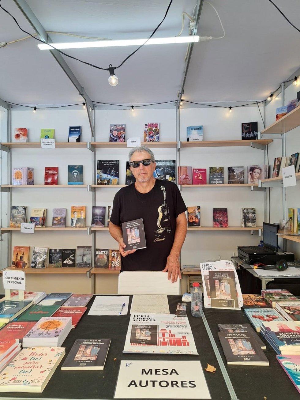 El poeta Ginés Sánchez, más conocido artísticamente como Ginés Emile, en la Feria del Libro