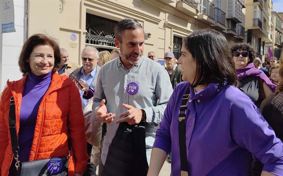 El portavoz socialista, Daniel Pérez, y la concejala Rosa del Mar Rodríguez, en la marcha del 8M.
