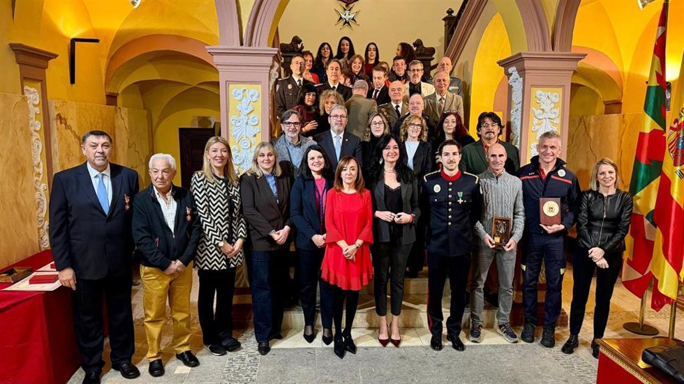 Foto de familia en el acto celebrado este domingo en  Huesca con motivo de la festividad de San Juan de Dios, patrón de los Bomberos.