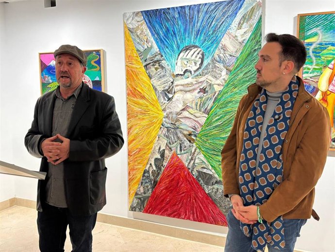 El delegado de Cultura, Patrimonio y Museos del Ayuntamiento de Alcalá de Guadaíra (Sevilla), Christopher Rivas, en la inauguración de la exposición 'Universo informal. Los mundos de Lolo Pavón'