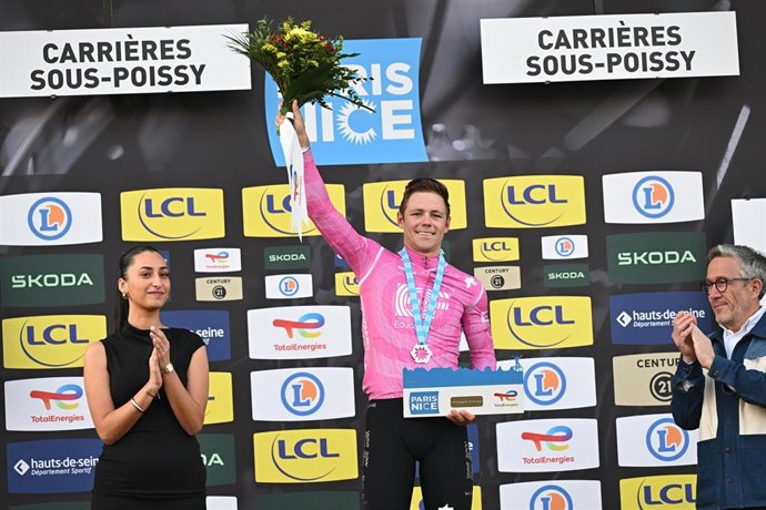 El estadounidense Luke Lamperti celebra su victoria en la primera etapa de la París-Niza