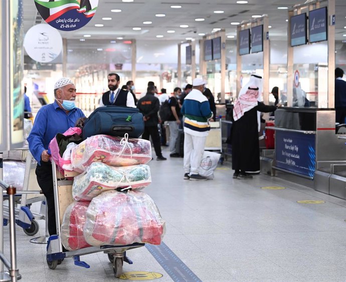 Archivo - Arquivo - GOVERNADORIA DE FARWANIYA, 20 de fevereiro de 2022 — Passageiros fazem fila para fazer o check-in no saguão de embarque do Aeroporto Internacional do Kuwait, na Governadoria de Farwaniya, Kuwait, em 20 de fevereiro de 2022. O Kuwait de