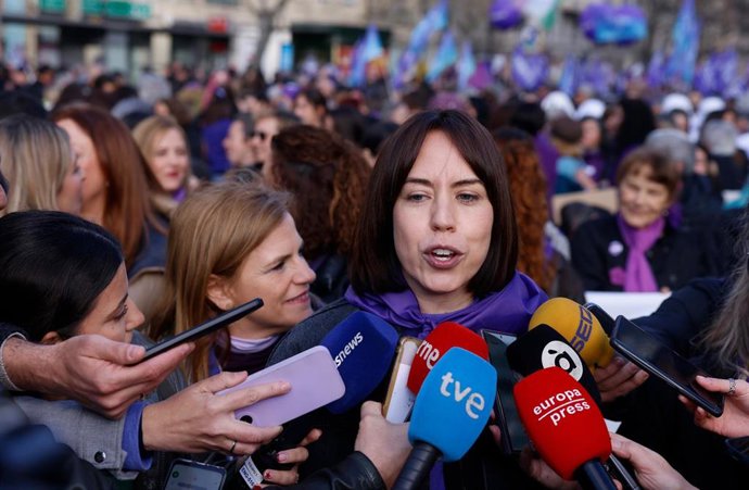 La líder del PSPV y ministra de Ciencia, Diana Morant, átiende a los medios en la marcha del 8M