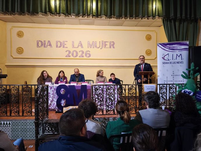 El presidente de la Mancomunidad de Municipios de la Sierra de las Nieves y alcalde de Istán, José Miguel Marín, tomando la palabra durante el 8M de 2026.