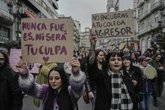 Foto: Miles de personas recorren Vigo por el 8M reivindicando un feminismo transversal y al grito de "no a la guerra"