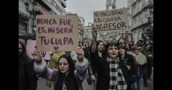 Miles de personas recorren Vigo por el 8M reivindicando un feminismo transversal y al grito de "no a la guerra"
