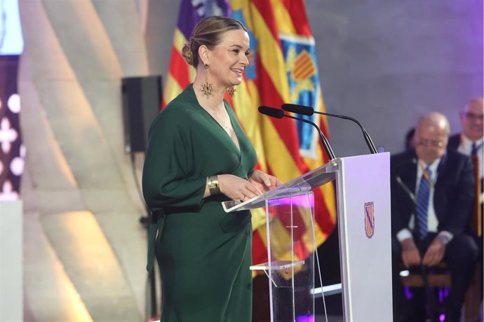 La presidenta del Govern balear, Marga Prohens, interviene durante el acto de entrega de las Medallas de Oro y Premios Ramon Llull, en Sa Llotja, a 28 de febrero de 2026, en Palma de Mallorca, Mallorca, Baleares (España).
