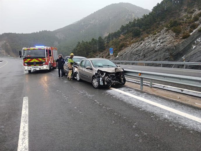 Dos de los vehículos implicados en el accidente múltiple ocurrido este domingo en la A-23, sentido Huesca, en el término municipal de Arguis.