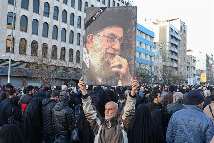 TEERÃ, 1º de março de 2026 — Pessoas se reúnem para lamentar a morte do líder supremo do Irã, aiatolá Ali Khamenei, em Teerã, Irã, em 1º de março de 2026. A mídia estatal iraniana confirmou no domingo que seu líder supremo, aiatolá Ali Khamenei, foi morto