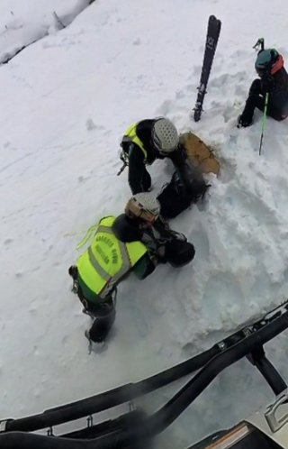 Imagen de archivo de un rescate en la nieve de la Guardia Civil en el Pirineo altoaragonés.